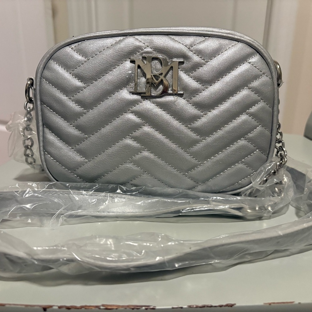 Badgley Mischka Silver Chevron Crossbody Bag - Picture 2 of 4